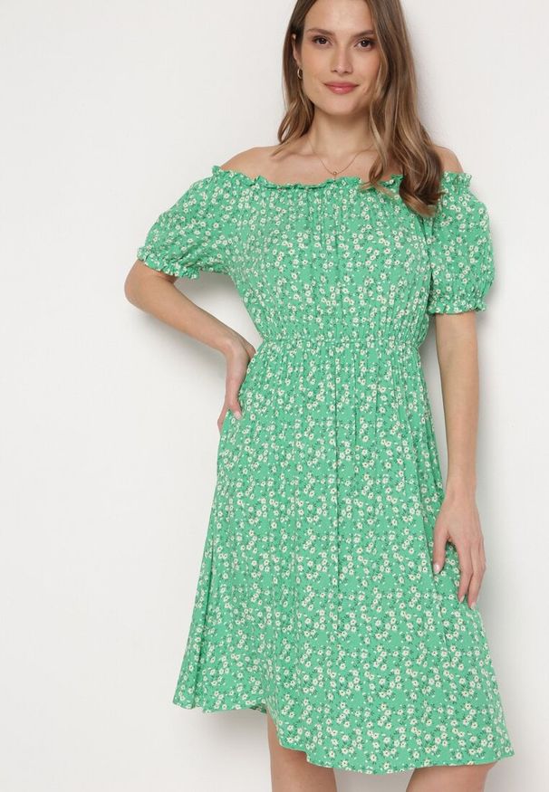 Born2be - Zielona Sukienka Midi z Wiskozy Hiszpanka w Kwiatowy Print Oserafia. Typ kołnierza: dekolt hiszpanka. Kolor: zielony. Materiał: wiskoza. Wzór: nadruk, kwiaty. Styl: boho. Długość: midi