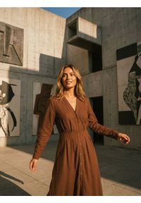 Sinsay - Wiskozowa koszulowa sukienka midi z domieszką lnu - brązowy. Kolor: brązowy. Materiał: wiskoza, len. Typ sukienki: koszulowe. Długość: midi #1