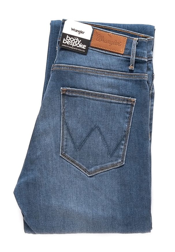Wrangler - WRANGLER HIGH RISE BOOTCUT MISTY BLUE W27UU486L. Stan: podwyższony. Wzór: aplikacja