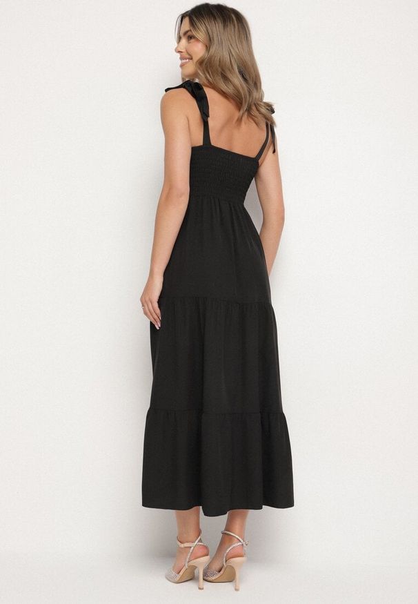 Born2be - Czarna Rozkloszowana Sukienka z Wiskozą Ozdobiona Wiązaniem na Ramiączkach Meravessa. Okazja: na spacer. Kolor: czarny. Materiał: wiskoza. Długość rękawa: na ramiączkach. Wzór: aplikacja