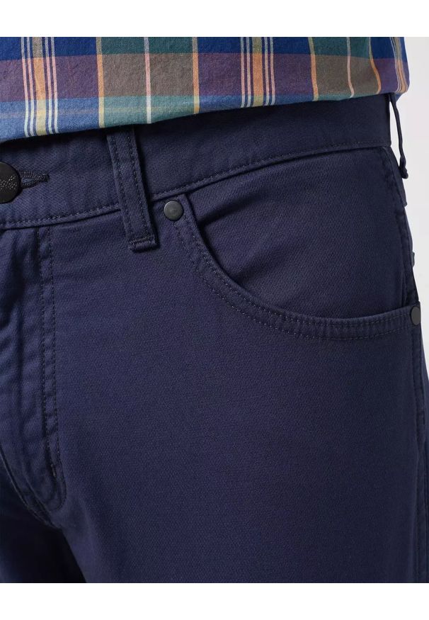Wrangler - WRANGLER GREENSBORO MĘSKIE SPODNIE MATERIAŁOWE CHINO CHINOSY DARK NAVY 112350802 W15Q018200. Materiał: materiał
