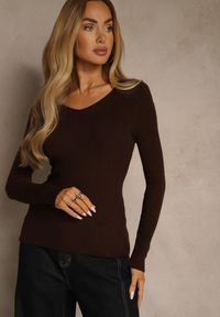 Renee - Brązowy Sweter o Klasycznym Fasonie w Drobne Prążki Vorida. Typ kołnierza: dekolt w łódkę. Kolor: brązowy. Materiał: jeans, tkanina. Wzór: prążki. Styl: klasyczny