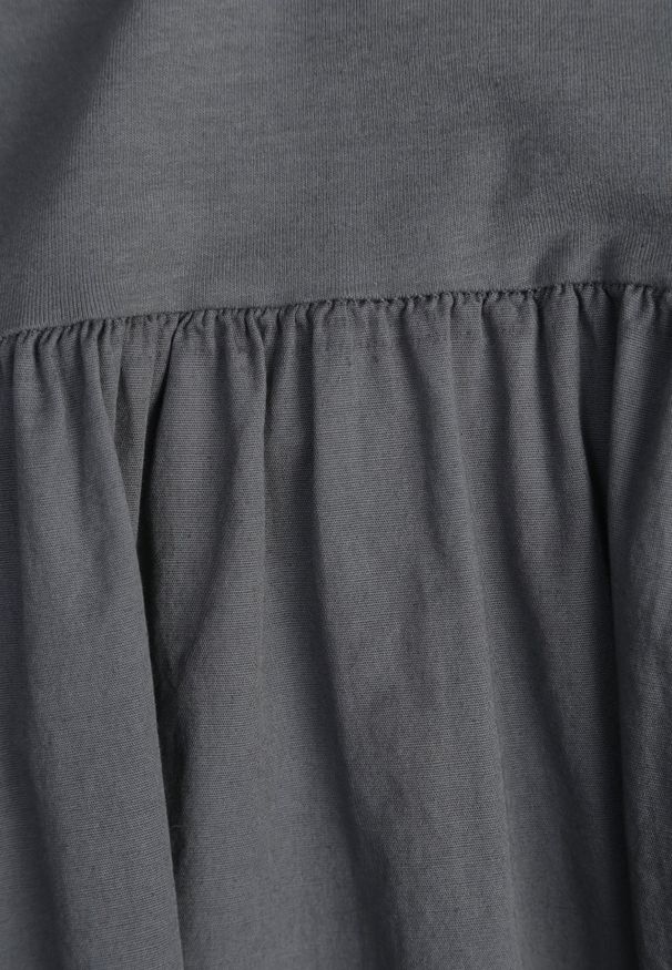 Renee - Szara Bawełniana Sukienka Oversize Rozkloszowana z T-shirtową Górą i Kieszeniami Mirane. Okazja: na co dzień. Kolor: szary. Materiał: bawełna. Długość rękawa: krótki rękaw. Sezon: lato. Typ sukienki: oversize. Styl: street, casual