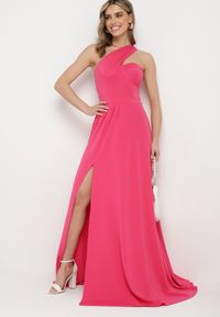 Born2be - Fuksjowa Rozkloszowana Sukienka z Asymetryczną Górą i Wiązaniem na Ramieniu z Rozcięciem Efirey. Okazja: na studniówkę, na ślub cywilny, na wesele. Kolor: różowy. Materiał: tkanina. Typ sukienki: asymetryczne. Styl: klasyczny #2