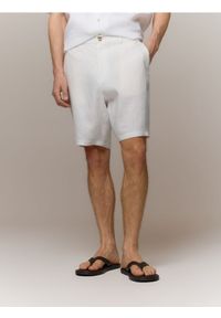 Reserved - Lniane szorty regular fit - biały. Kolor: biały. Materiał: len #1