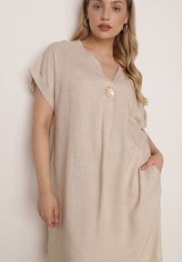 Born2be - Beżowa Pudełkowa Sukienka z Lnem i Wiskozą Zdobiona Metalicznym Guzikiem Phisoth. Okazja: na co dzień, do pracy, na spotkanie biznesowe. Kolekcja: plus size. Kolor: beżowy. Materiał: wiskoza, len. Wzór: aplikacja. Sezon: lato. Typ sukienki: dla puszystych, proste. Styl: casual, biznesowy, elegancki #4