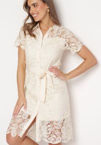 Born2be - Jasnobeżowa Koszulowa Sukienka Koronkowa z Wiązanym Paskiem Sachaela. Kolor: beżowy. Materiał: koronka. Typ sukienki: koszulowe. Długość: midi #2