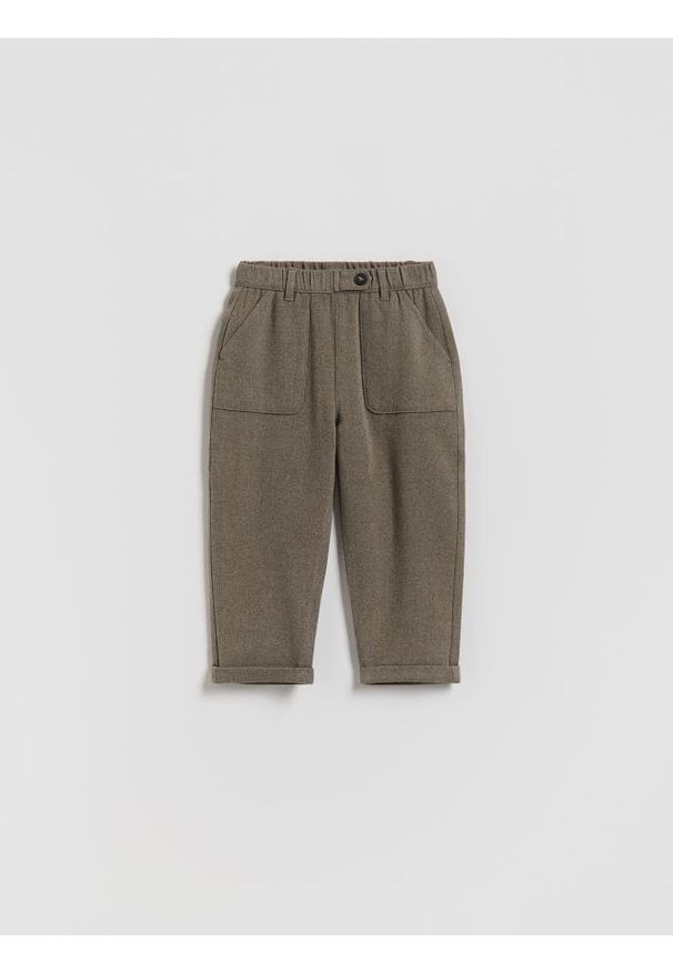 Reserved - Tkaninowe spodnie - ciemnobrązowy. Kolor: brązowy. Materiał: tkanina