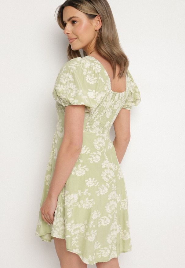 Born2be - Zielona Wiskozowa Sukienka w Kwiaty Lunobella. Okazja: na co dzień. Kolor: zielony. Materiał: wiskoza. Długość rękawa: długi rękaw. Wzór: kwiaty. Typ sukienki: sportowe. Styl: casual, elegancki, sportowy