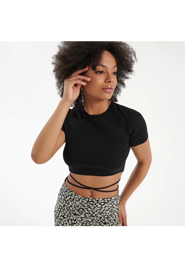House - Crop top z wiązaniem w talii - Czarny. Kolor: czarny