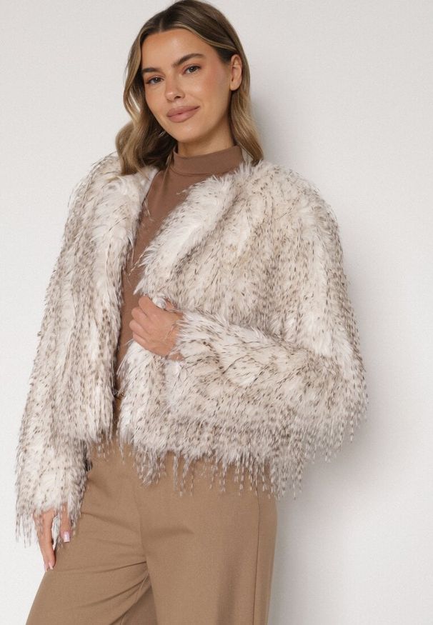 Born2be - Biała Futrzana Kurtka z Cieniowanym Wzorem Tusvella. Okazja: na co dzień. Kolor: biały. Materiał: futro. Styl: casual, klasyczny