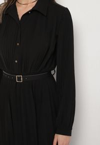Born2be - Czarna Sukienka Plisowana o Koszulowym Kroju z Paskiem z Klamrą Efronta. Okazja: na co dzień. Typ kołnierza: kołnierzyk klasyczny. Kolor: czarny. Materiał: jeans. Długość rękawa: długi rękaw. Wzór: aplikacja. Typ sukienki: koszulowe. Styl: casual, elegancki, klasyczny #4