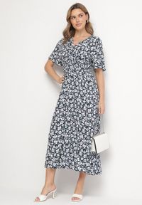Born2be - Granatowa Kopertowa Sukienka w Kwiatowy Wzór o Rozkloszowanym Kroju Valriz. Okazja: na co dzień, na randkę, na spotkanie biznesowe. Typ kołnierza: dekolt w serek. Kolor: niebieski. Długość rękawa: krótki rękaw. Wzór: kwiaty. Typ sukienki: kopertowe. Styl: biznesowy, klasyczny, casual, elegancki #1