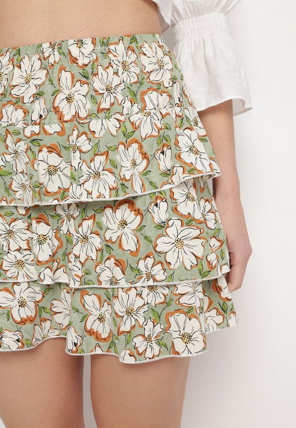 Born2be - Zielona Spódnica Mini Ozdobiona Falbankami i Kwiatowym Wzorem Persava. Okazja: na co dzień. Kolor: zielony. Materiał: tkanina. Wzór: aplikacja, kwiaty. Sezon: wiosna. Styl: klasyczny, casual, elegancki
