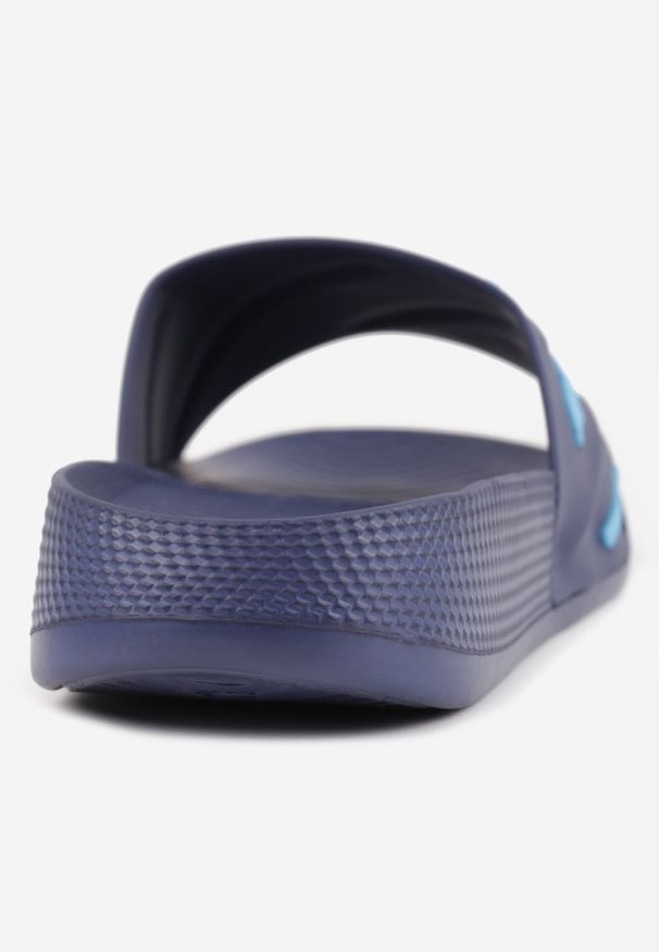 Born2be - Granatowe Klapki Basenowe na Grubej Podeszwie z Tłoczonymi Paskami i Napisem Menimisia. Okazja: na co dzień. Kolor: niebieski. Wzór: napisy. Sezon: lato. Styl: sportowy, klasyczny, wakacyjny, casual