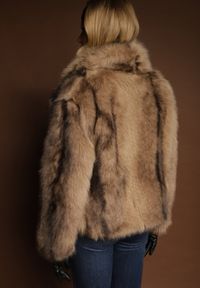 Renee - Beżowa Kurtka Futerko z Ozdobnym Kołnierzem Fitene. Okazja: na co dzień. Kolor: beżowy. Materiał: futro. Styl: klasyczny, casual, elegancki #3