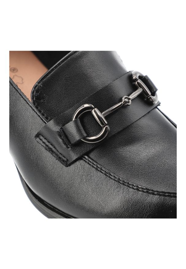 Półbuty damskie Vinceza, cholewka ze skóry naturalnej licowej wsuwany fason z ozdobnym paskiem i metalową klamrą, czarne, 18116. Zapięcie: klamry. Kolor: czarny. Materiał: skóra. Szerokość cholewki: normalna