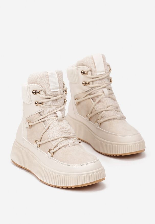 Renee - Beżowe Śniegowce Trapery Vices na Płaskiej Podeszwie z Futerkiem w Stylu Baranka ze Sznurowaniem Temirits. Kolor: beżowy. Materiał: futro. Sezon: zima. Obcas: na płaskiej podeszwie. Styl: elegancki