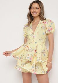 Born2be - Żółta Bawełniana Sukienka w Kwiaty o Rozkloszowanym Kroju z Falbankami Norittia. Okazja: na co dzień. Typ kołnierza: kołnierz z falbankami. Kolor: żółty. Materiał: bawełna. Długość rękawa: krótki rękaw. Wzór: kwiaty. Styl: casual, elegancki #1