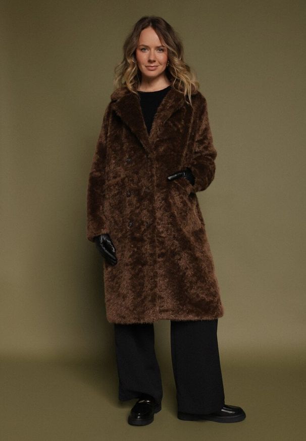 Born2be - Brązowy Długi Płaszcz Futrzany w Stylu Teddy Tadele. Kolor: brązowy. Materiał: futro. Długość: długie. Sezon: zima. Styl: klasyczny