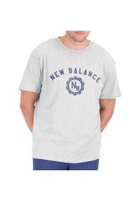 Koszulka New Balance MT31904AG - szara. Kolor: szary. Materiał: bawełna, materiał, poliester. Długość rękawa: krótki rękaw. Długość: krótkie. Wzór: napisy