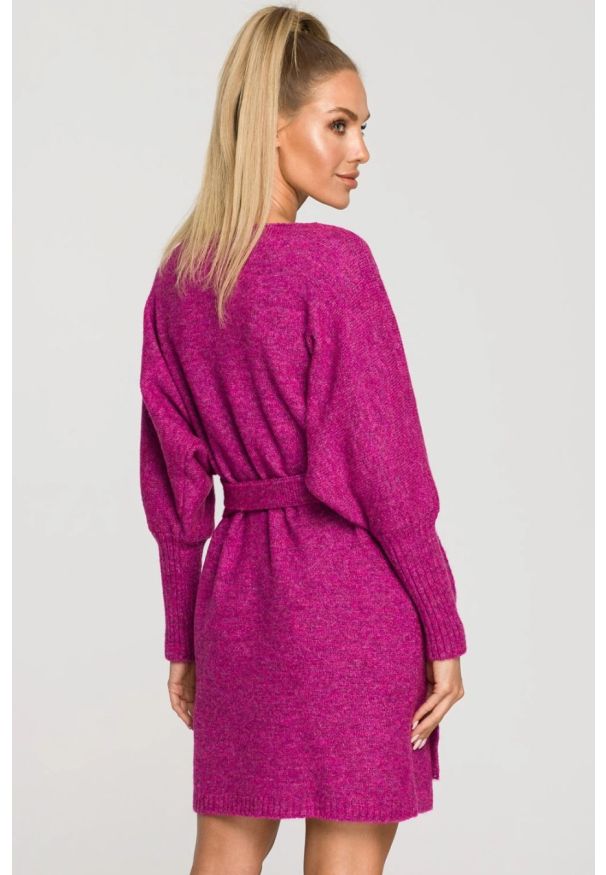 MOE - Sukienka sweterkowa kopertowa z dekoltem V różowa z wełną. Okazja: na co dzień. Kolor: różowy. Materiał: wełna. Sezon: jesień. Typ sukienki: kopertowe. Styl: casual