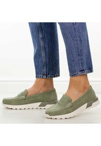 Khaki skórzane mokasyny damskie Filippo Dp7528/26. Okazja: na co dzień. Nosek buta: okrągły. Kolor: brązowy. Materiał: skóra, zamsz. Szerokość cholewki: normalna. Sezon: wiosna, lato, jesień. Styl: casual, klasyczny, elegancki #1