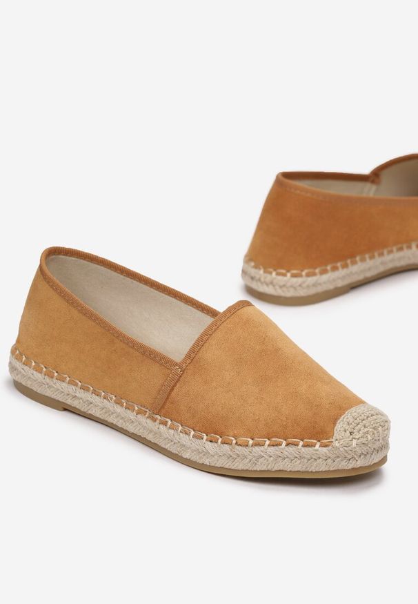 Born2be - Camelowe Espadryle Kleorelia. Nosek buta: okrągły. Zapięcie: bez zapięcia. Kolor: brązowy. Wzór: aplikacja. Obcas: na płaskiej podeszwie. Styl: wakacyjny