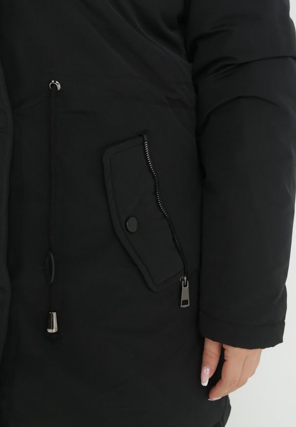 Born2be - Czarna Kurtka Parka Dwustronna Sikave. Okazja: na spacer, na co dzień, na randkę. Kolor: czarny. Materiał: futro, tkanina, jeans. Długość rękawa: długi rękaw. Długość: długie. Sezon: jesień, zima. Styl: elegancki, casual
