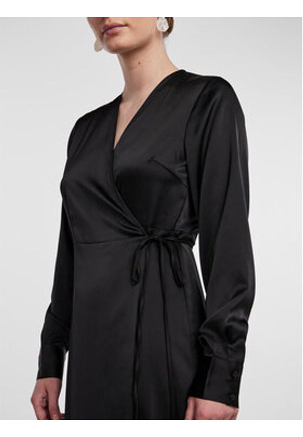 YAS Sukienka codzienna Pella 26030740 Czarny Regular Fit. Okazja: na co dzień. Kolor: czarny. Materiał: syntetyk. Typ sukienki: proste. Styl: casual