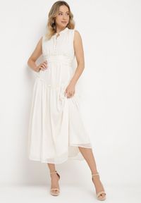 Born2be - Jasnobeżowa Sukienka Długa Rozkloszowana z Powlekanymi Guzikami Ingridesa. Kolor: beżowy. Długość: maxi #1