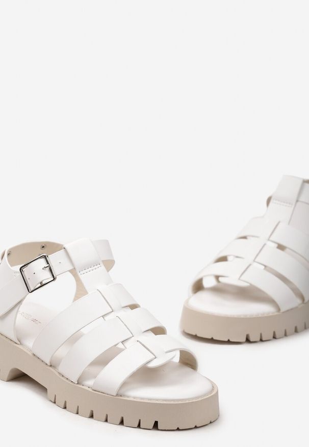 Born2be - Białe Sandały Rzymianki na Grubej Podeszwie Petama. Okazja: na imprezę. Zapięcie: pasek. Kolor: biały. Sezon: wiosna, lato. Styl: boho, elegancki, wizytowy