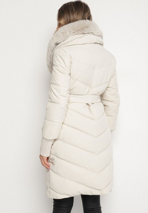 Born2be - Biała Elegancka Kurtka z Pikowanymi Przeszyciami i Futrzanym Kołnierzem Gallea. Okazja: na spacer, na co dzień. Kolor: biały. Materiał: futro. Sezon: zima. Styl: elegancki
