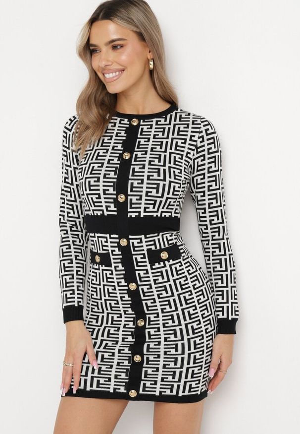 Born2be - Biała Sweterkowa Sukienka Mini o Geometrycznym Wzorze Ozdobiona Guzikami i Czarnymi Wstawkami Taiwa. Kolor: biały. Wzór: geometria, aplikacja. Styl: elegancki. Długość: mini