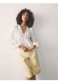 Reserved - Muślinowa bluzka z wiązaniem - biały. Kolor: biały. Materiał: bawełna #1