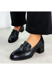 Czarne skórzane mokasyny damskie na obcasie Vinceza 18116. Okazja: na co dzień. Nosek buta: okrągły. Kolor: czarny. Szerokość cholewki: normalna. Wzór: aplikacja. Materiał: skóra. Sezon: jesień, wiosna, lato. Obcas: na obcasie. Styl: elegancki, klasyczny, casual. Wysokość obcasa: średni #1