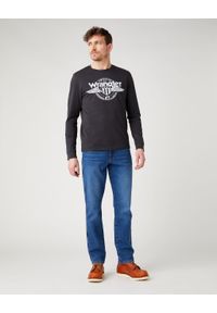 Wrangler - WRANGLER LS AMERICANA TEE MĘSKA KOSZULKA Z DŁUGIM RĘKAWEM FADED BLACK W7J5D3XV6. Długość rękawa: długi rękaw. Długość: długie