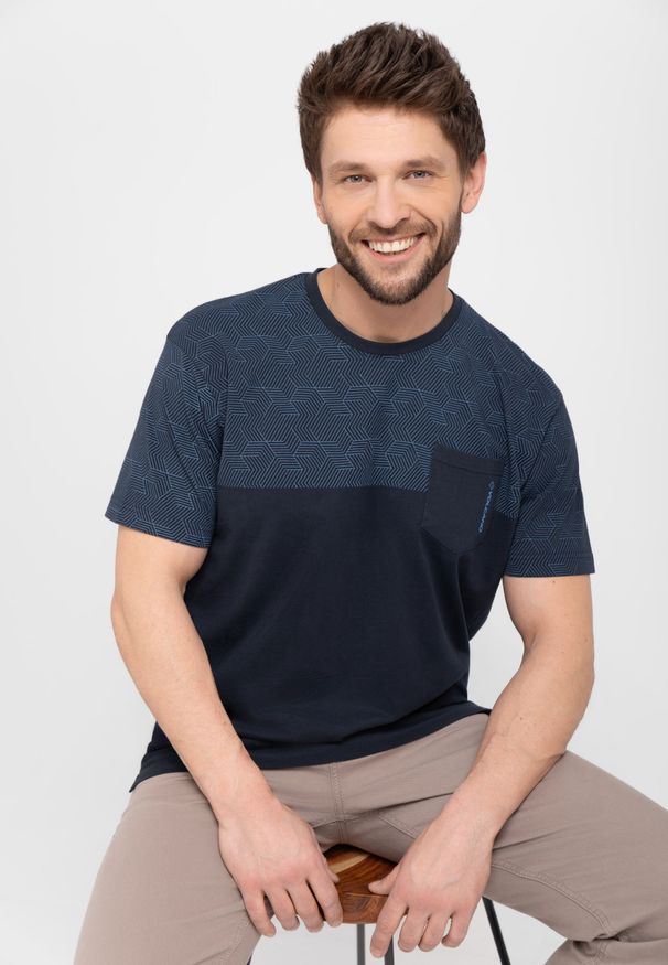 Volcano - T-shirt z kieszonką, Comfort Fit, T-FAMY. Okazja: na co dzień. Materiał: materiał, bawełna, jeans. Wzór: geometria, gładki, nadruk. Styl: casual