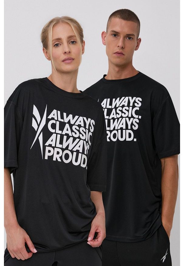 Reebok - T-shirt. Okazja: na co dzień. Kolor: czarny. Materiał: skóra, materiał. Wzór: nadruk. Styl: casual