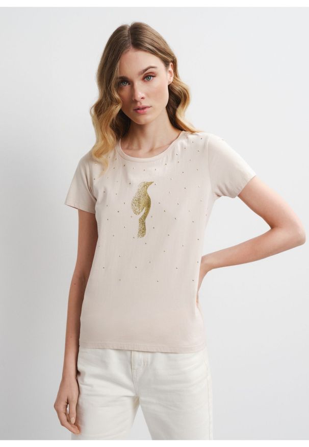 Ochnik - Beżowy T-shirt damski ze złotym logo. Kolor: beżowy. Materiał: bawełna. Długość: krótkie. Wzór: nadruk, aplikacja