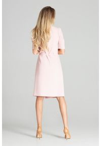 Figl - Kopertowa sukienka midi z ozdobnymi guzikami różowa. Okazja: do pracy, na komunię. Kolor: różowy. Typ sukienki: kopertowe. Długość: midi #2