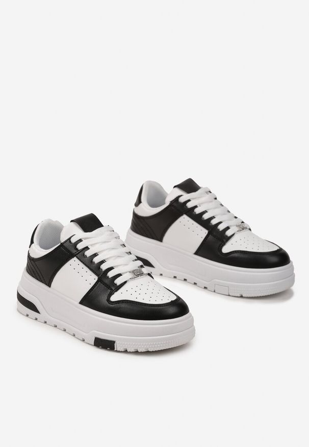 Born2be - Biało-Czarne Sneakersy na Grubej Podeszwie z Ozdobną Perforacją i Sznurowaniem Xirea. Nosek buta: okrągły. Zapięcie: sznurówki. Kolor: biały. Materiał: materiał. Obcas: na obcasie. Wysokość obcasa: niski