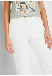 bonprix - Bermudy dżinsowe ze stretchem i wygodnym paskiem. Kolor: biały #2