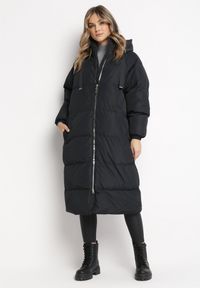 Born2be - Czarna Długa Kurtka Pikowana Płaszcz na Zamek z Kapturem Lesea. Okazja: na co dzień. Typ kołnierza: kaptur. Kolor: czarny. Materiał: dzianina, jeans. Długość: długie. Styl: casual, elegancki #1