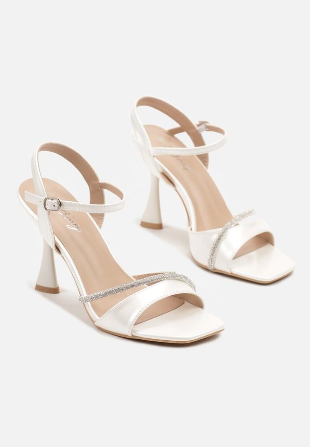 Born2be - Białe Sandały Szpilki na Klepsydrowym Obcasie Zdobione Cyrkoniami Galdiva. Okazja: na co dzień. Zapięcie: pasek. Kolor: biały. Materiał: jeans. Wzór: aplikacja. Obcas: na obcasie. Styl: elegancki, klasyczny, glamour, wizytowy, casual. Wysokość obcasa: średni
