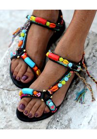 ELINA LINARDAKI - Czarne sandały Pacman ze zdobieniami. Zapięcie: rzepy. Kolor: czarny. Materiał: materiał. Wzór: aplikacja