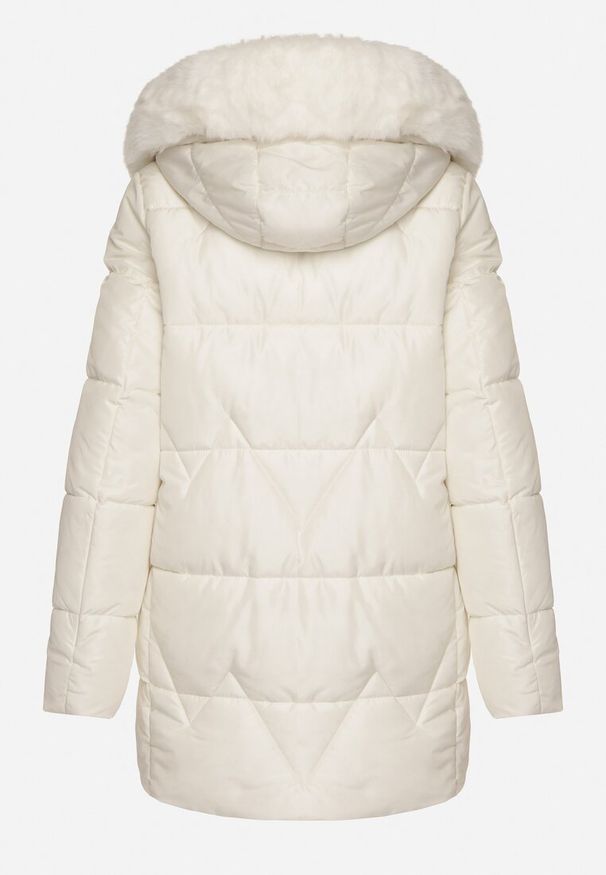 Born2be - Biała Pikowana Kurtka o Pudełkowym Kroju z Kapturem z Futerkiem Rearria. Okazja: na co dzień. Typ kołnierza: kaptur. Kolor: biały. Materiał: futro. Sezon: zima. Styl: casual, klasyczny