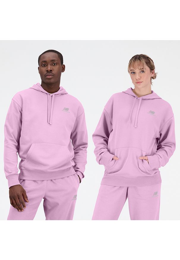 Bluza unisex New Balance UT21500LLC – różowa. Okazja: na co dzień. Typ kołnierza: kaptur. Kolor: różowy. Materiał: materiał, bawełna, dzianina. Wzór: napisy, haft. Styl: casual, klasyczny