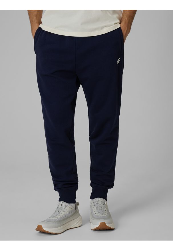 4f - 4F Spodnie dresowe joggery męskie - granatowe M. Kolor: niebieski. Materiał: dresówka. Sport: fitness, turystyka piesza