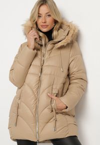 Born2be - Beżowa Pikowana Kurtka o Trapezowym Kroju z Kapturem i Odpinanym Futerkiem Deolaine. Okazja: na co dzień. Typ kołnierza: kaptur. Kolor: beżowy. Materiał: futro. Długość rękawa: długi rękaw. Długość: długie. Styl: elegancki, casual #5
